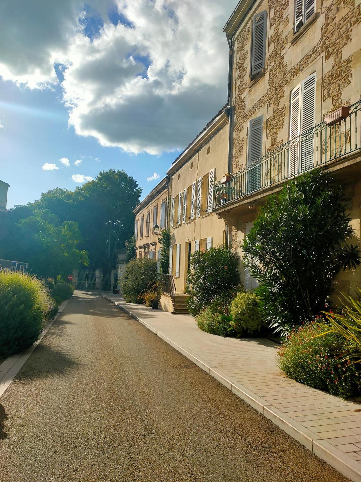 "Les Chacobins" - Appart'Etape Avec Garage Velos La Réole Extérieur photo